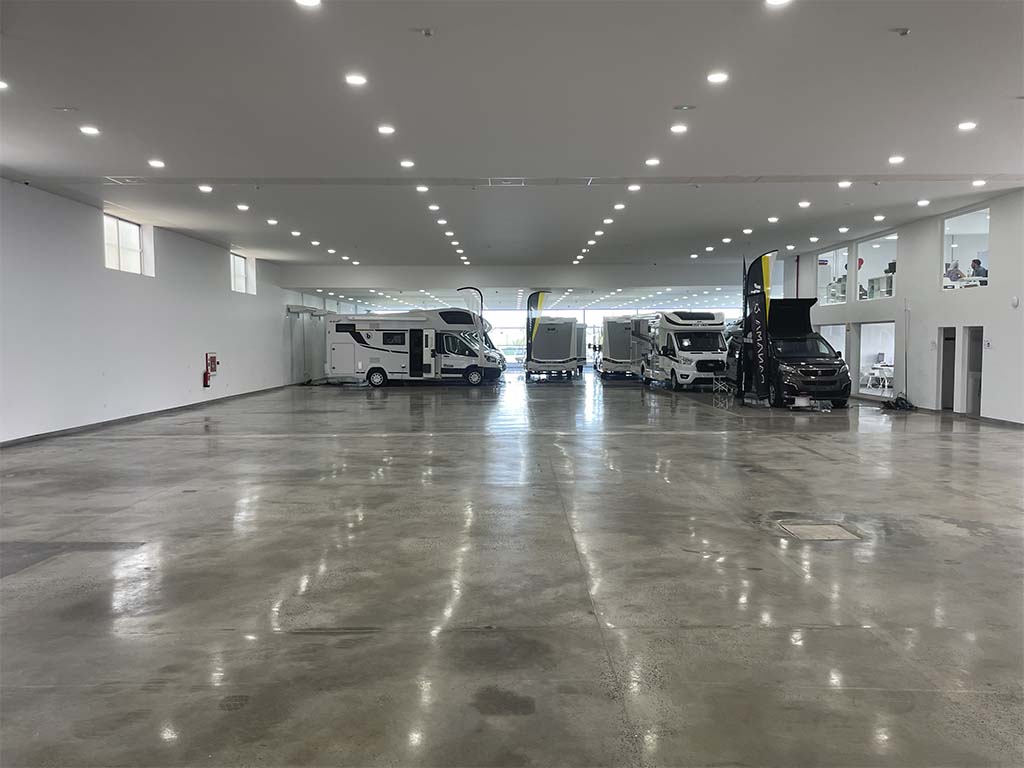 Trabajo realizado en obra Campillos, nave de venta de Caravanas (Málaga).